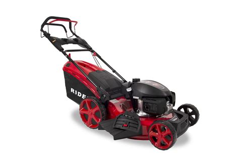 Teminė nuotrauka, vaizduojanti mechaniką, dirbantį su Honda varikliu