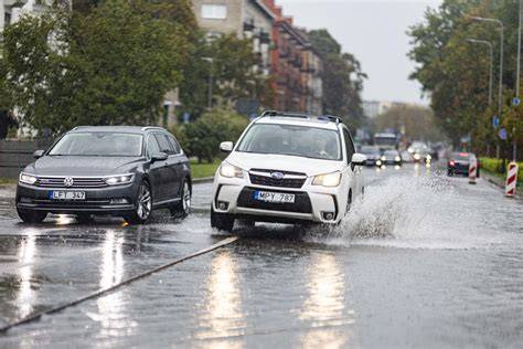automobilis slidžiame kelyje, rodantis akvaplanavimo riziką