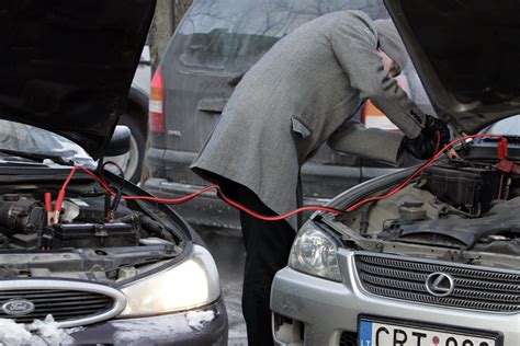 Teminė nuotrauka, vaizduojanti automobilio akumuliatorių šaltuoju metų laiku