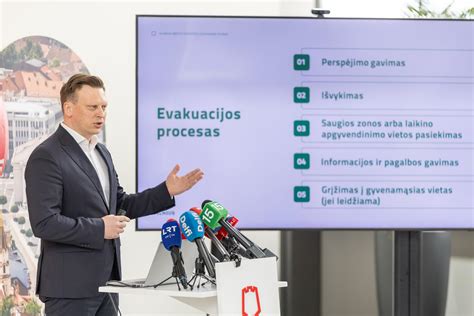 detalus veidrodėlio keitimo procesas, parodyti varžtai ir laidai
