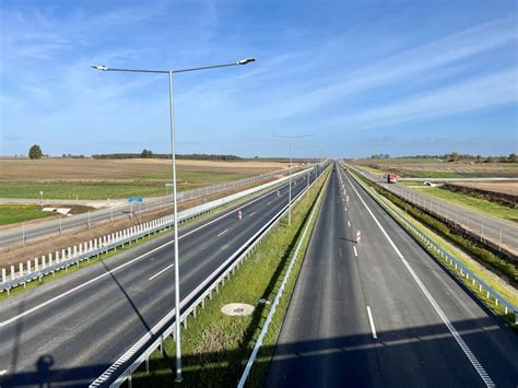 Tematinė nuotrauka: automobilis, rakteliai, kelias