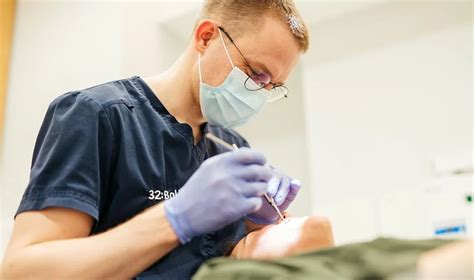 Teminė nuotrauka, vaizduojanti burnos ertmės anatomiją ir galimas vėžio vietas