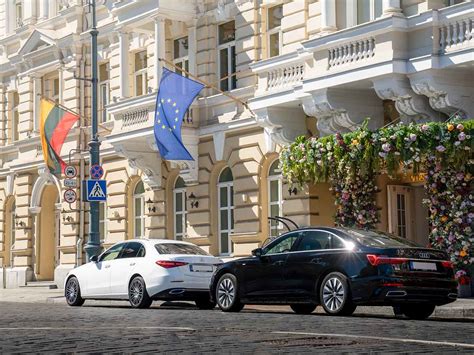 Teminė nuotrauka su verslininkais, besinaudojančiais automobilių nuomos paslaugomis Lietuvoje