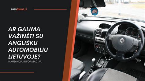 Tematinė nuotrauka su automobiliu su vairu dešinėje pusėje ir informaciniu ženklu apie taisykles