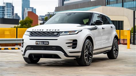 Land Rover Evoque važiuojantis slidžiu keliu, demonstruojantis stabilumo sistemas
