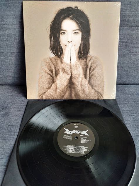 Nuotrauka: vinilinė plokštelė ir skaitmeniniai garso failai, iliustruojantys analoginio ir skaitmeninio garso skirtumus