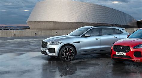 Elegantiškai pastatytas Jaguar automobilis mieste