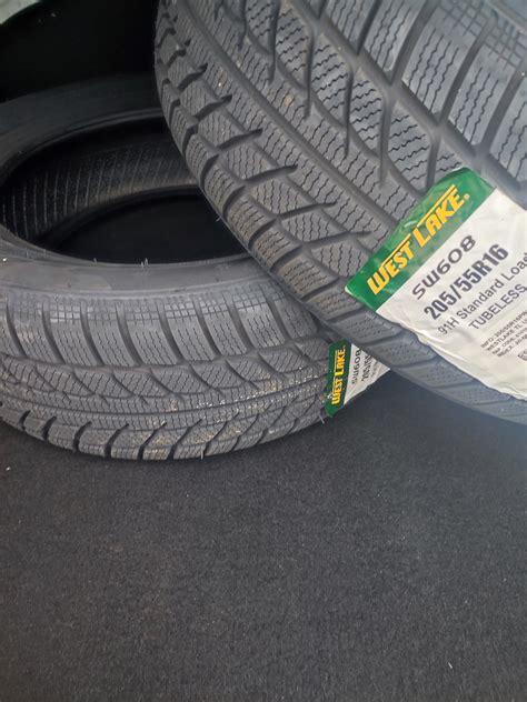 Thematinė nuotrauka: lengvasis automobilis su Westlake SW608 padangomis ant apsnigto kelio