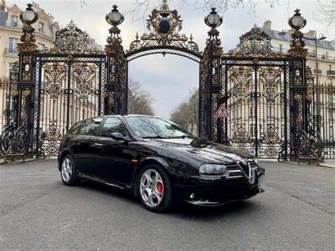 Nuotrauka, vaizduojanti „Alfa Romeo 156 GTA Selespeed“ automobilį su sportiškomis padangomis