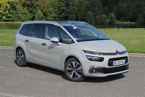 Citroën C4 Grand Picasso interjero nuotrauka, pabrėžianti skaitmeninį prietaisų skydelį ir erdvią centrinę konsolę