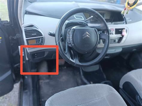 „Citroën C4 Grand Picasso“ galinės dalies nuotrauka su atidarytu bagažinės dangčiu, demonstruojanti erdvę
