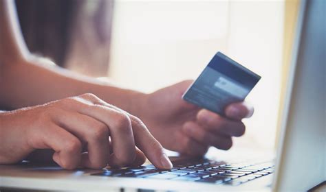 Teminis paveikslėlis, iliustruojantis saugų pirkimą internetu arba apsipirkimo rizikas
