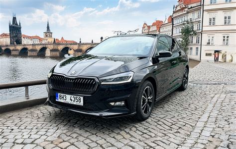 Automobilis su automatine pavarų dėže statymo aikštelėje