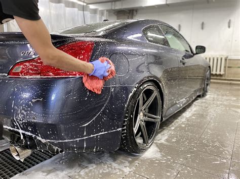 profesionalus rankinis automobilio plovimas