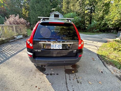 Volvo XC90, stovintis miesto gatvėje, išryškinantis jo išraiškingus kontūrus ir akį traukiančias detales.
