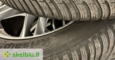 Volvo S60 su skirtingų dydžių ratlankiais