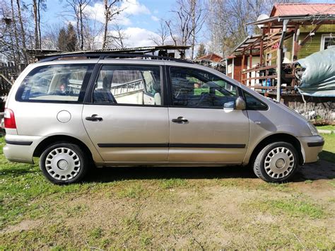 Ford Galaxy vienatūrio bendras vaizdas, pabrėžiant erdvumą
