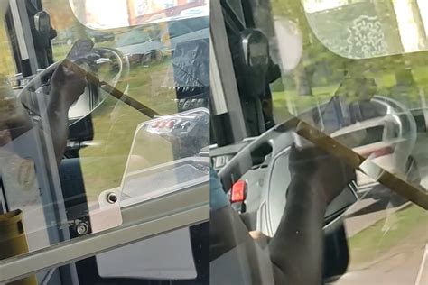 Autobuso vairuotojas su mobiliuoju telefonu rankose