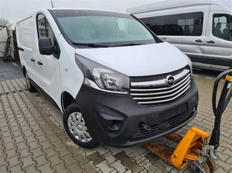 Nuotrauka, vaizduojanti skirtingus Opel modelius: Corsa, Astra, Mokka, Insignia, Vivaro.