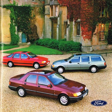 Istorinis Ford Sierra automobilis šalia modernaus Ford Mondeo
