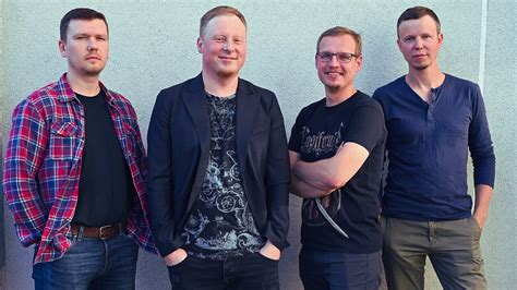 Grupė žmonių švenčianti gimtadienį ar bernvakarį 