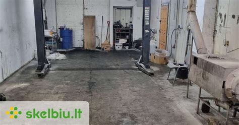 Nuotrauka, vaizduojanti vieną iš autoserviso patalpas arba meistrus, atliekančius remonto darbus