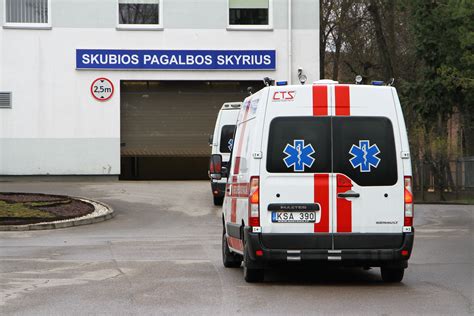 vairuotojas tikrina automobilio sankabą