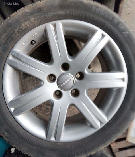 Plieniniai ir lengvojo lydinio ratlankiai ant automobilio