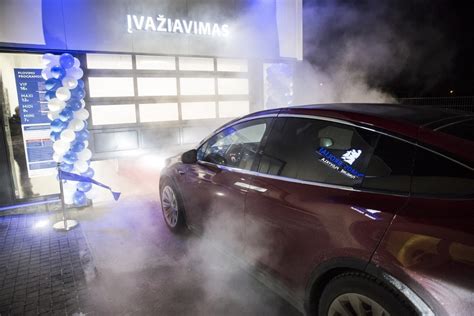 Tematinė nuotrauka: automobilis, įvažiuojantis į automobilių plovyklą, su akcentu į kamerų stebėjimo punktus