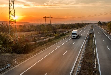 Teminis automobilis greitkelyje vasarą saulėlydžio metu