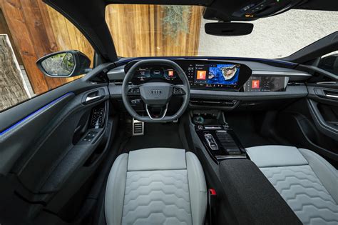 Idėjos nuotraukai: Ieva Mackevičienė prie „Audi A6 Avant e-tron“ automobilio, automobilio interjeras su akcentu į ekranus ir technologijas, Ieva su šeima (galimai) automobilio fone.