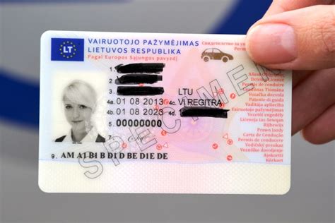Tematinė nuotrauka, vaizduojanti pamestą vairuotojo pažymėjimą