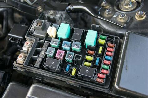 Skirtingų tipų automobilio saugikliai