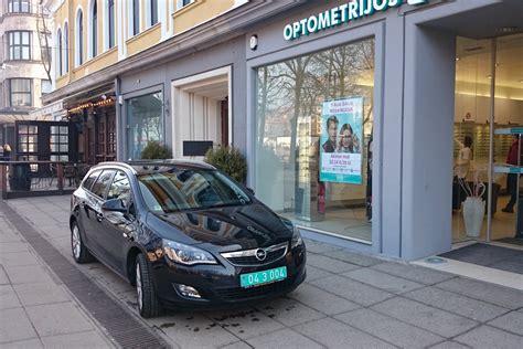 Teminis ambasados fasadas ir automobilis