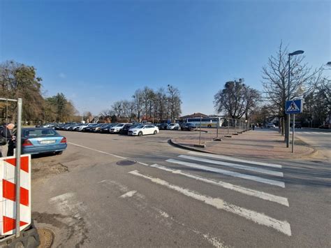 Teminė nuotrauka su Kuršėnų miesto kapinėmis ir automobilių stovėjimo aikštele
