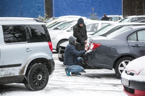 automobilis atliekant techninę apžiūrą