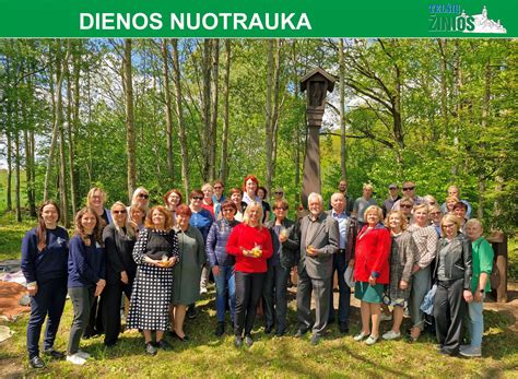 Fotografija, vaizduojanti atminimo lentą ir jos sudaužymo vieta