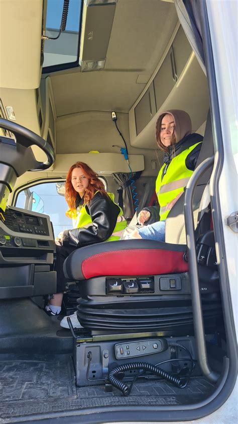 Teminė moters vairuotojos nuotrauka sunkvežimio kabinoje
