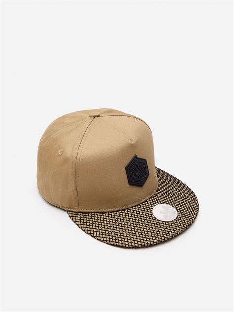 Teminis kepurių su snapeliu asortimento nuotrauka su pavyzdžiais, įskaitant snapback ir taktines kepures.