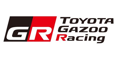 Nuotrauka, iliustruojanti Toyota Gazoo Racing atributiką: kepuraites, marškinėlius, džemperius.