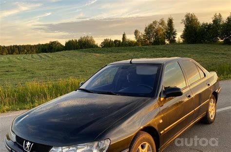 Peugeot 406 automobilio interjeras, pabrėžiantis patogumą ir mygtukų išdėstymą.