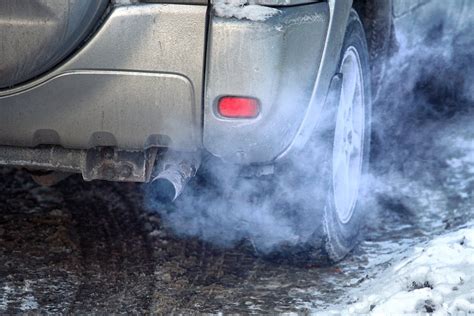 Teminė nuotrauka, vaizduojanti automobilio variklį su rūkstančiais dūmais arba liepsnomis