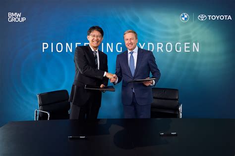 Toyota ir BMW inžinieriai, dirbantys prie vandenilio kuro elementų sistemos