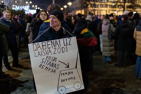 Protestuojančiųjų plakatai prie Elektrėnų savivaldybės