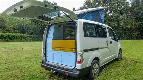 Nissan e-NV200 įkrovimo stotelėje