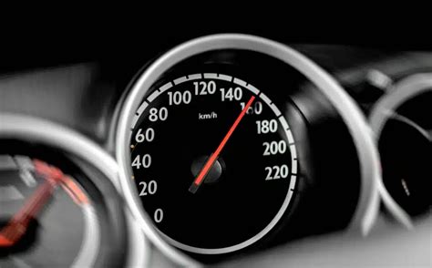 Infografika, lyginanti automobilio spidometro ir GPS greičio rodmenis