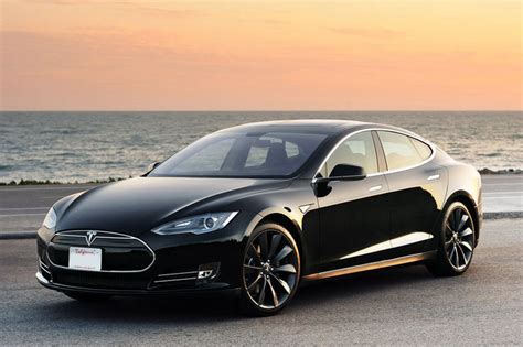 Tesla automobilis su vairuotoju