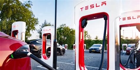 Tesla elektromobilis kraunamas įkrovimo stotelėje