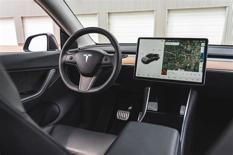 Tesla automobilio interjeras su dideliu ekranu