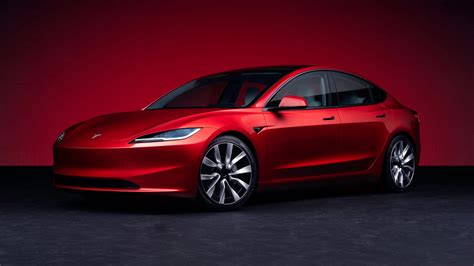 Tesla automobilis kelyje tarp kalnų